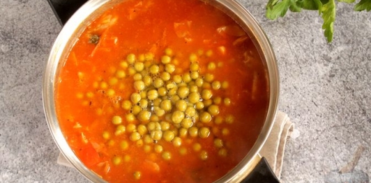 Жаркое из свинины с капустой, сладким перцем, маринованными огурцами и зелёным горошком