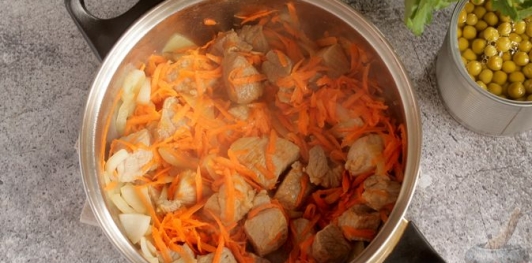 Жаркое из свинины с капустой, сладким перцем, маринованными огурцами и зелёным горошком