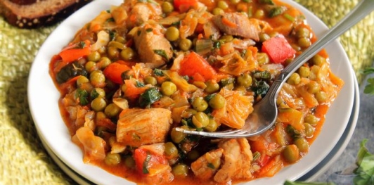 Жаркое из свинины с капустой, сладким перцем, маринованными огурцами и зелёным горошком