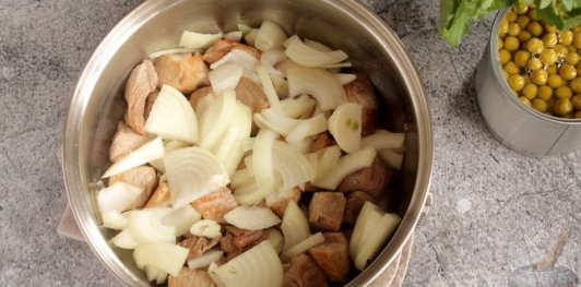 Жаркое из свинины с капустой, сладким перцем, маринованными огурцами и зелёным горошком