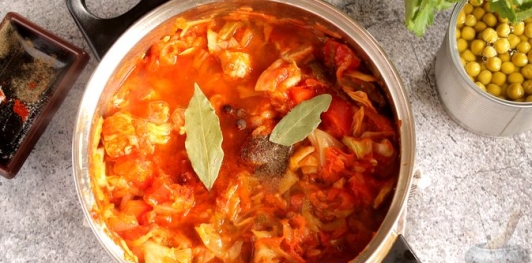 Жаркое из свинины с капустой, сладким перцем, маринованными огурцами и зелёным горошком
