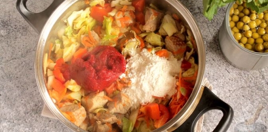Жаркое из свинины с капустой, сладким перцем, маринованными огурцами и зелёным горошком