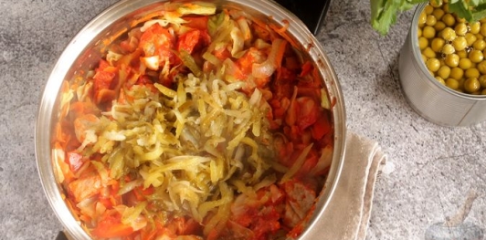 Жаркое из свинины с капустой, сладким перцем, маринованными огурцами и зелёным горошком