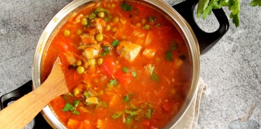 Жаркое из свинины с капустой, сладким перцем, маринованными огурцами и зелёным горошком
