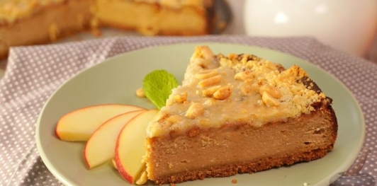 Арахисовый чизкейк с яблоками