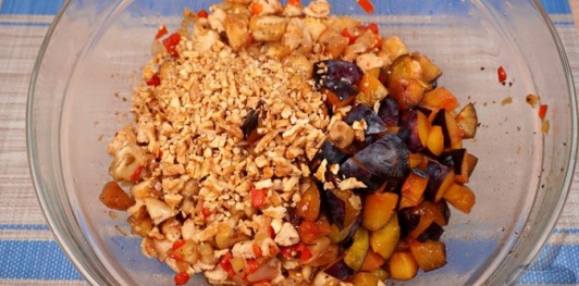 Баклажаны, фаршированные индейкой, сливами и грецкими орехами