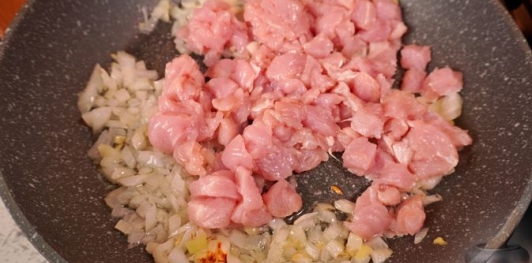 Баклажаны, фаршированные индейкой, сливами и грецкими орехами