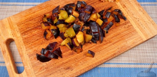 Баклажаны, фаршированные индейкой, сливами и грецкими орехами