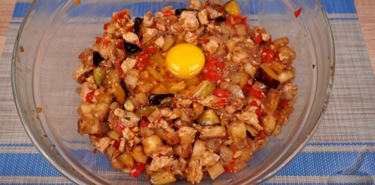 Баклажаны, фаршированные индейкой, сливами и грецкими орехами