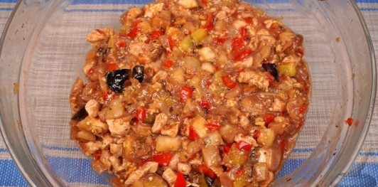 Баклажаны, фаршированные индейкой, сливами и грецкими орехами