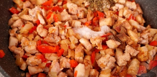 Баклажаны, фаршированные индейкой, сливами и грецкими орехами