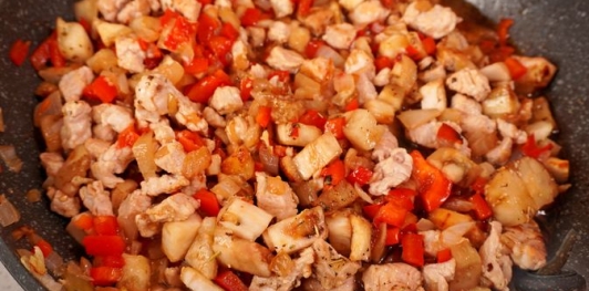 Баклажаны, фаршированные индейкой, сливами и грецкими орехами