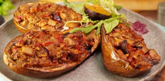 Баклажаны, фаршированные индейкой, сливами и грецкими орехами