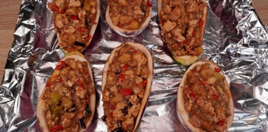 Баклажаны, фаршированные индейкой, сливами и грецкими орехами