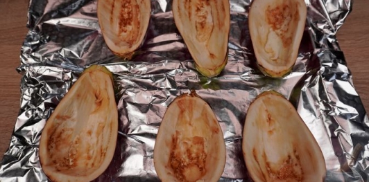 Баклажаны, фаршированные индейкой, сливами и грецкими орехами