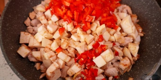 Баклажаны, фаршированные индейкой, сливами и грецкими орехами