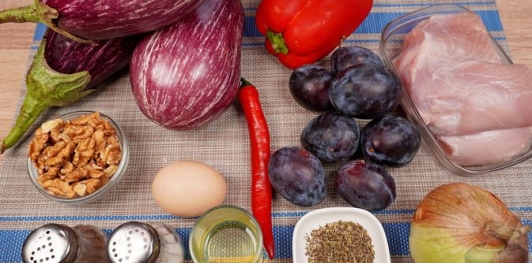 Баклажаны, фаршированные индейкой, сливами и грецкими орехами