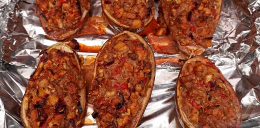 Баклажаны, фаршированные индейкой, сливами и грецкими орехами