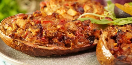 Баклажаны, фаршированные индейкой, сливами и грецкими орехами
