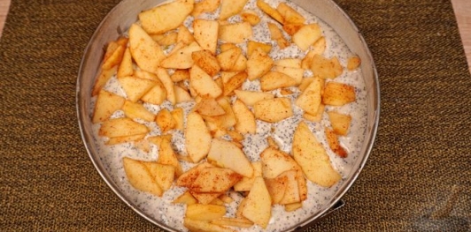 Бисквитный пирог с яблоками и маком