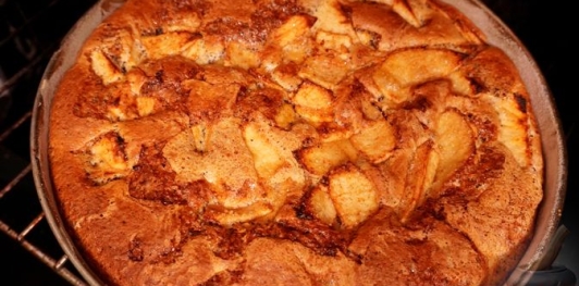 Бисквитный пирог с яблоками и маком
