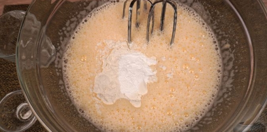 Бисквитный пирог с яблоками и маком