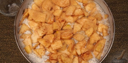 Бисквитный пирог с яблоками и маком
