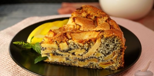 Бисквитный пирог с яблоками и маком