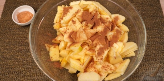 Бисквитный пирог с яблоками и маком