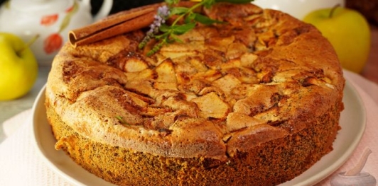 Бисквитный пирог с яблоками и маком
