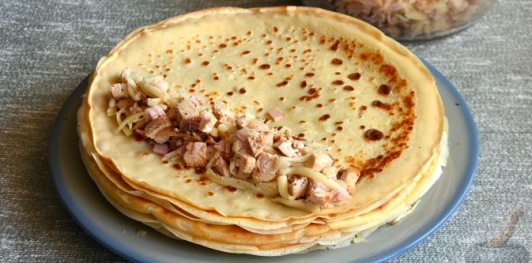Блины с ветчиной, индейкой и сыром, под соусом бешамель (в духовке)
