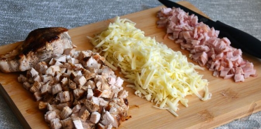 Блины с ветчиной, индейкой и сыром, под соусом бешамель (в духовке)