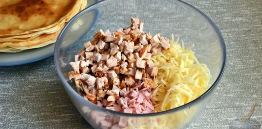 Блины с ветчиной, индейкой и сыром, под соусом бешамель (в духовке)