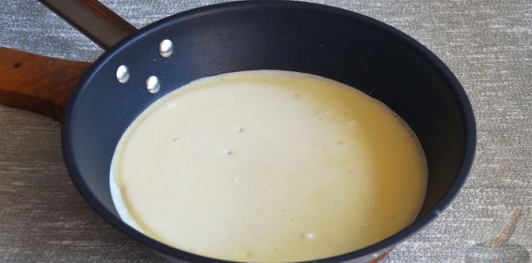 Блины с ветчиной, индейкой и сыром, под соусом бешамель (в духовке)