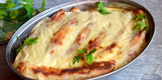 Блины с ветчиной, индейкой и сыром, под соусом бешамель (в духовке)
