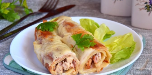 Блины с ветчиной, индейкой и сыром, под соусом бешамель (в духовке)