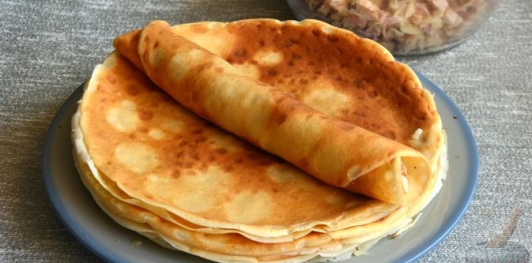 Блины с ветчиной, индейкой и сыром, под соусом бешамель (в духовке)