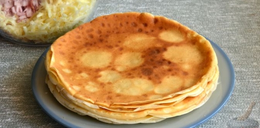Блины с ветчиной, индейкой и сыром, под соусом бешамель (в духовке)