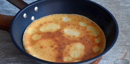 Блины с ветчиной, индейкой и сыром, под соусом бешамель (в духовке)