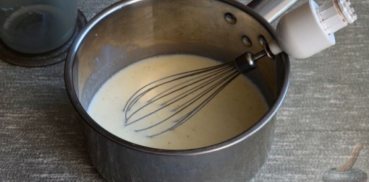 Блины с ветчиной, индейкой и сыром, под соусом бешамель (в духовке)
