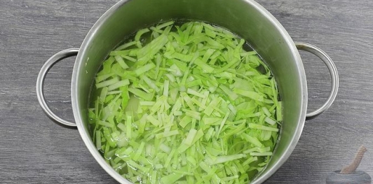 Борщ с грибами и черносливом