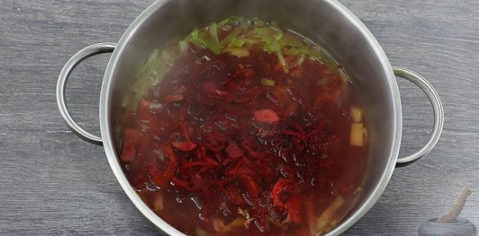 Борщ с грибами и черносливом