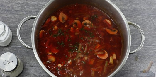 Борщ с грибами и черносливом