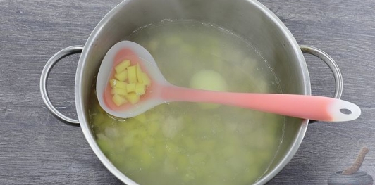 Борщ с грибами и черносливом