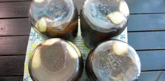 Целые маринованные баклажаны (консервированные)
