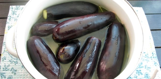 Целые маринованные баклажаны (консервированные)
