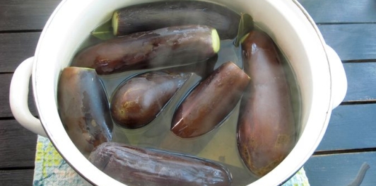 Целые маринованные баклажаны (консервированные)