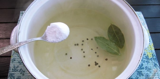 Целые маринованные баклажаны (консервированные)