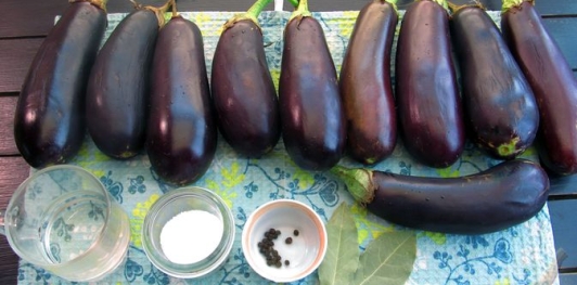 Целые маринованные баклажаны (консервированные)