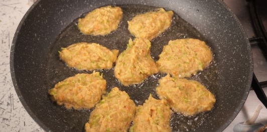 Чечевичные оладьи с кабачком